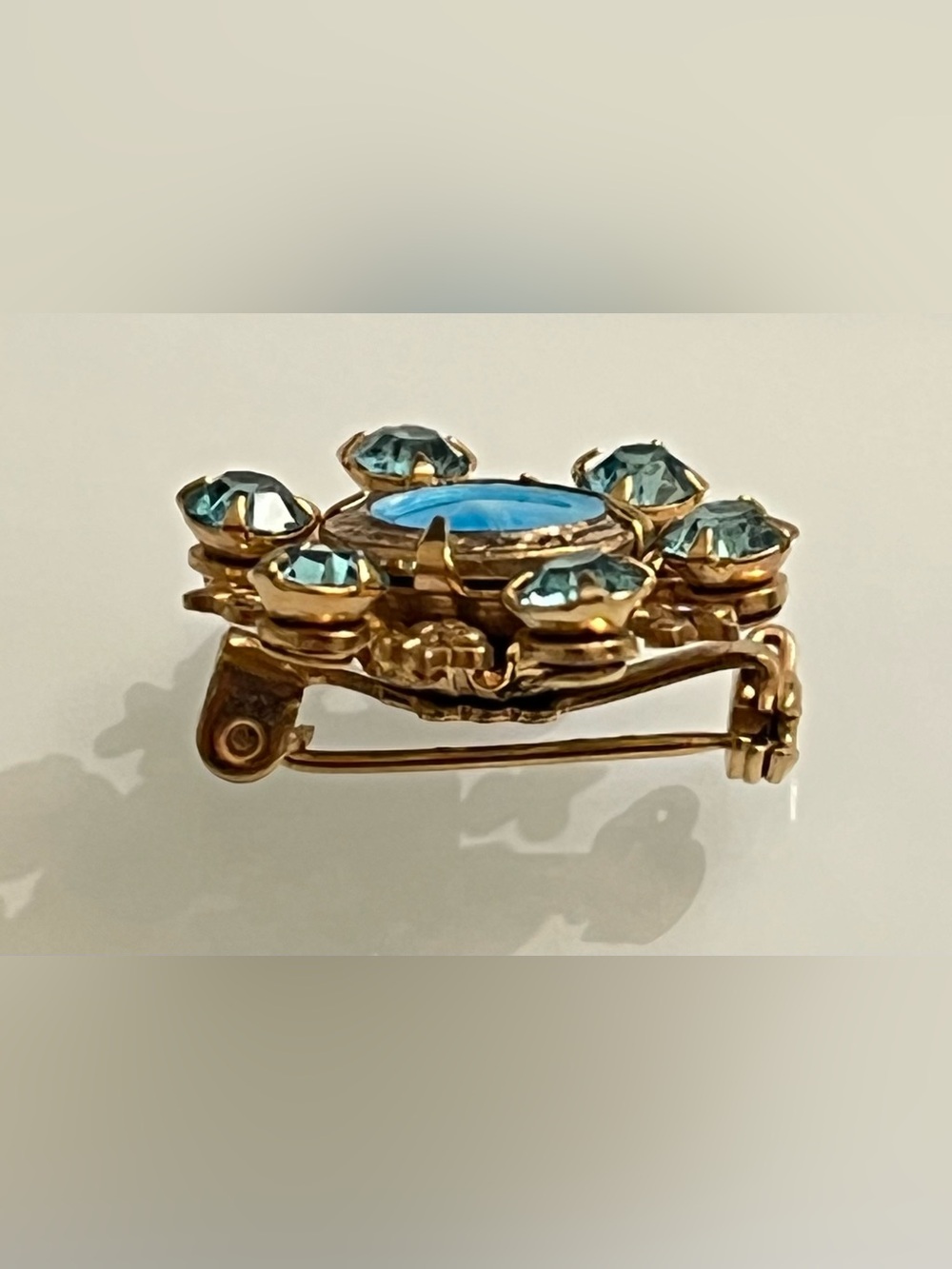 Vintage Religious Gold Tone Fleur De Lis Madonna Mother Mary Pin Blue Accents - Picture 6 of 8